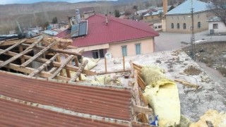 Erzincanda fırtına sonrası oluşan hortum çatıları uçurdu
