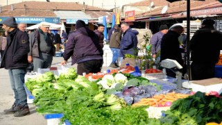 Erzincanda semt pazarında hareketlilik