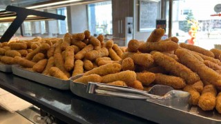 Erzurumda iftar sofralarının vazgeçilmez tatlısı ‘kadayıf dolması