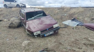 Erzurumda yoldan çıkan araç şarampole savruldu: 2 yaralı