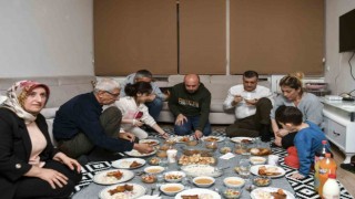 Esenyurt Belediye Başkanı Bozkurt ilk iftarını depremzede aile ile yaptı