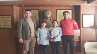 Eskişehir Odunpazarı Ticaret Borsası Ortaokulu ‘Küçük Kız Masa Tenisi turnuvasında birinci oldu