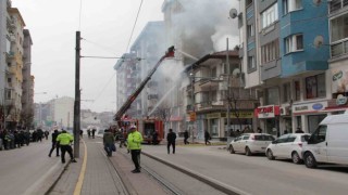Eskişehirde 2 katlı binada çıkan yangın paniğe neden oldu