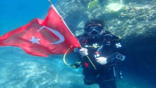 Eskişehirli dalgıçlar 30 metre su altında Çanakkale Zaferini kutladılar