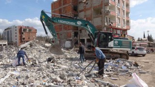 Esnaf, yıkılan iş yerlerinden malzemelerini kurtarmaya çalıştı