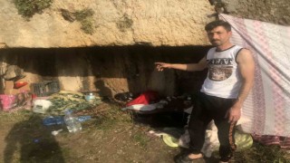 Evi yıkılan depremzede mağarada yaşıyor