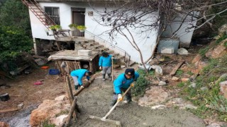 Evinin önüne yol yapılan engelli Hüseyin amca, sırtta taşınmaktan kurtuldu