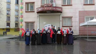 Evlat nöbetindeki ailelerden CHP ile HDPnin el sıkışmasına tepki