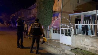 Evlerinin önünde silahlı saldırıya uğrayan 2 kardeş yaralandı