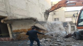 Eyyübiyede ağır hasarlı yapılar yıkılıyor