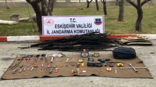 Fabrikaya giren hırsızlar çaldıkları malzemelerle birlikte yakalandı