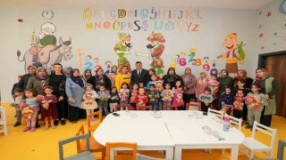 Fadıloğlu, minik öğrencilere masal okudu