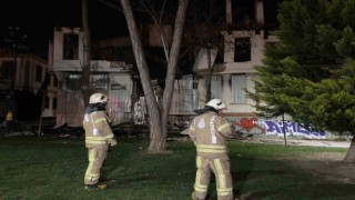 Fatihte 4 ay önce yanan tarihi metruk bina kısmen çöktü