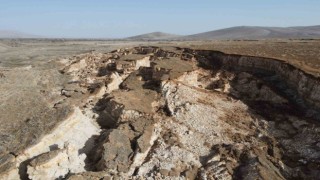 Fay hattının başlangıcındaki arazide oluşan devasa yarıklar dronla görüntülendi