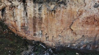 Fayın üzerine sevgililerinin isimlerini yazdılar
