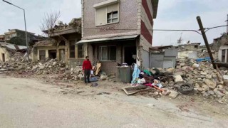 Fedakar depremzede baba, çocuğu üşümesin diye ağır hasar alan evlerine girip kıyafet aradı