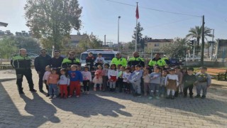 Fethiyede polis ekipleri mesleklerini öğrencilere anlatıyor