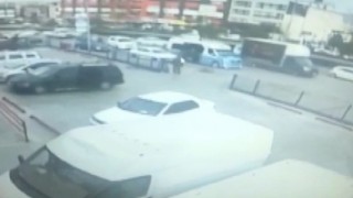 Fırsatçılığın böylesi: Yola gelen alışveriş arabasını yolcu minibüsüne alıp kaçtılar