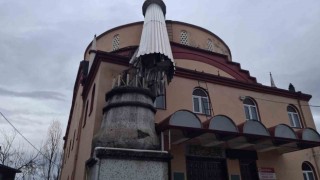 Fırtına caminin minaresini yıktı, korku dolu anlar yaşandı