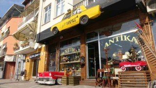 Fiyatlara kızdı, ortadan kestiği efsane otomobili tabela yaptı