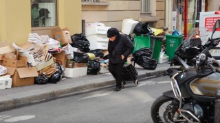 Fransada kaldırımlar çöple doldu, yayalar araç yollarını kullanmaya başladı