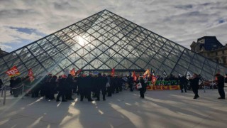 Fransada protestocular Louvre Müzesinin girişini kapattı