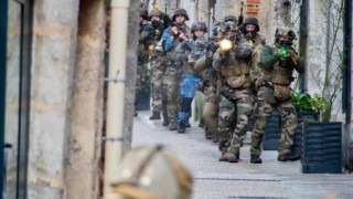 Fransada şehrin göbeğinde askeri tatbikat