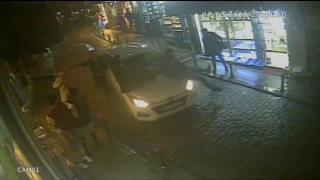Galatada dehşet anları kamerada: Otomobil yayaların arasına daldı