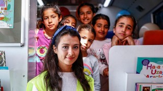 Gamze öğretmen Hatay’da çocuklara İngilizce öğretiyor