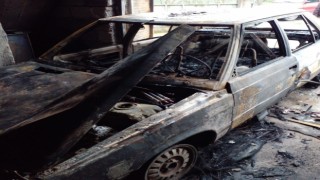 Garajda çıkan yangında otomobil ile pat-pat alevlere teslim oldu
