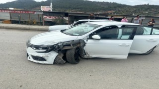 Gazipaşada iki otomobil çarpıştı: 2 yaralı