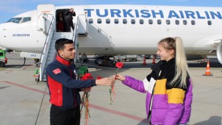 Gazipaşada kadın yolcular çiçeklerle karşılandı