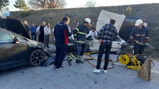 Gedizde iki otomobil kafa kafaya çarpıştı: 1 ölü, 3 yaralı