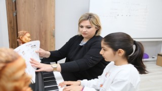 Gençler için ücretsiz piyano ve keman kursları başladı