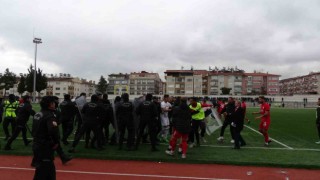 Gergin geçen maçın galibi Tefenni Belediyespor oldu