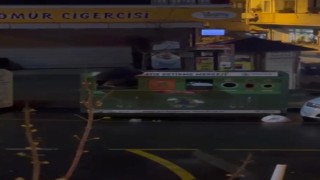 Geri dönüşüm kutusuna girerek atıkları böyle çaldı