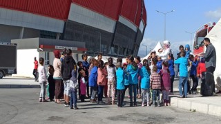 Gezici kütüphane aracı oyun ve etkinlik alanlarıyla deprem bölgesinde