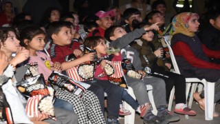 Gezici sinema tırı barınma alanlarında çocuklar için gösterime başladı