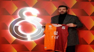 Göksenin Köksal, depremzedeler için formasını bağışladı