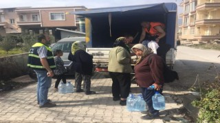 Gölcük Belediyesi Hatayda içme suyu dağıtıyor