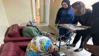 Gönüllü kadınların ördüğü diz battaniyeleri, huzurevinde kalan yaşlılara hediye edildi