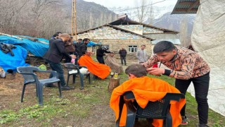 Gönüllü öğrenciler köy çocuklarını ücretsiz tıraş etti