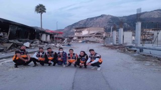 Gönüllü olarak gittikleri deprem bölgesinde onlarca vatandaşı ücretsiz tıraş ettiler