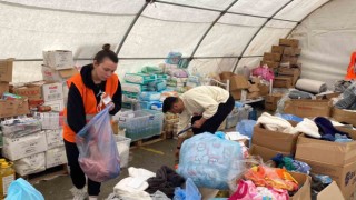 Gönüllüler, deprem bölgesinde yaraların sarılmasına destek oluyor