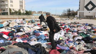 Gözü yaşlı baba 2 çocuğunu kaybetti, geriye enkazdan çıkarılan eşyalardaki kokusu kaldı