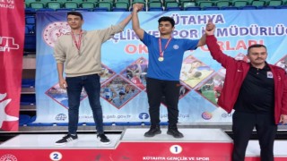 Grekoromen güreş 71 kiloda il birincisi Kütahya Borsa İstanbul Anadolu Lisesinden