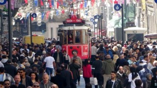 Güneşli ve sıcak havayı fırsat bilenler Taksime akın etti