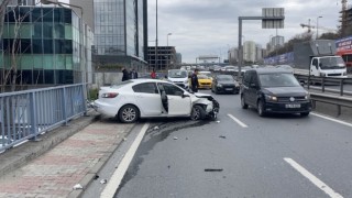 Güngörende hızını alamayan otomobil önce minibüse, sonra demir korkuluklara çarptı