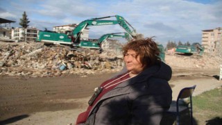 Gurbetçi annenin enkaz başında umutlu bekleyişi