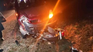 Hafif ticari araç, arkadan çarptığı motosikleti altına aldı; 3 yaralı